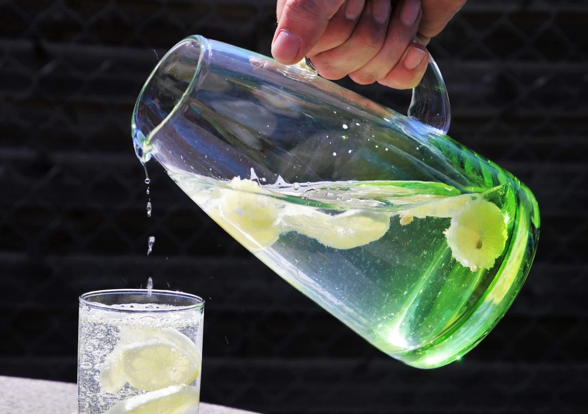 bere acqua